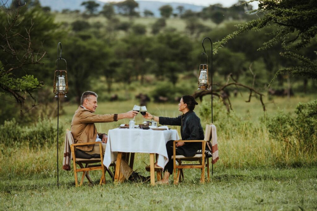 suzi-safari-couple-luxury-lodge-dining-africa.jpg